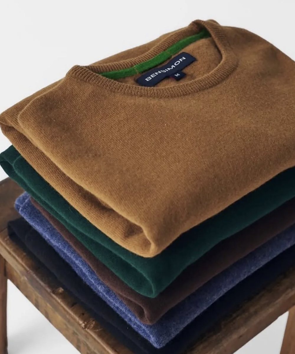 Sweaters de lana Bensimon apilados en camel, verde, marrón y azul