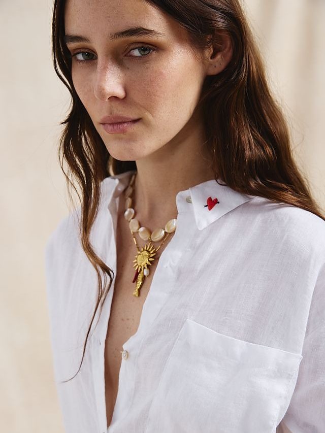 Camisa de lino blanca con collar de caracoles