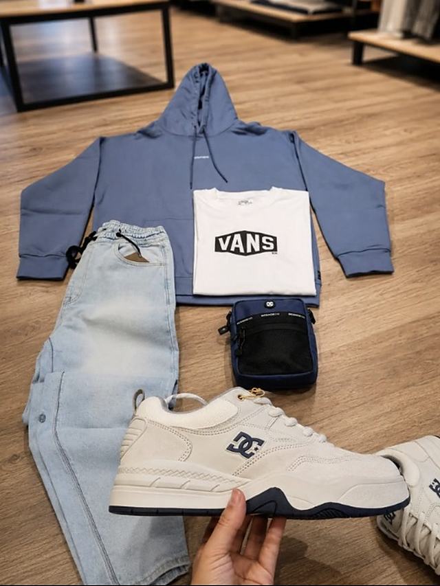 Buzo celeste con jogger crema y zapatillas DC