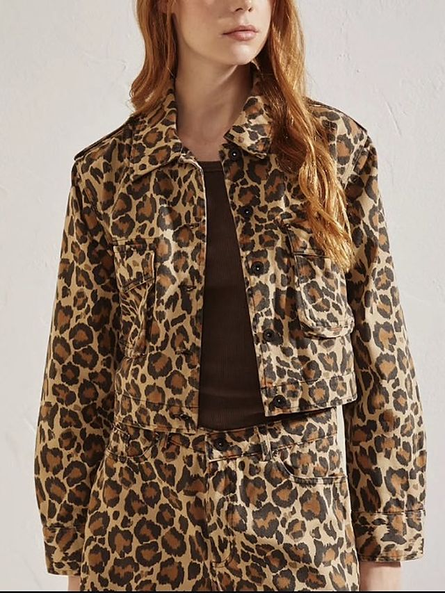 Campera de gabardina con estampa animal print