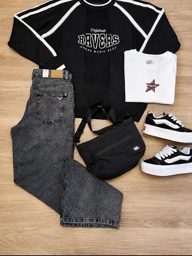 Outfit completo: remera, jean, riñonera y zapatillas