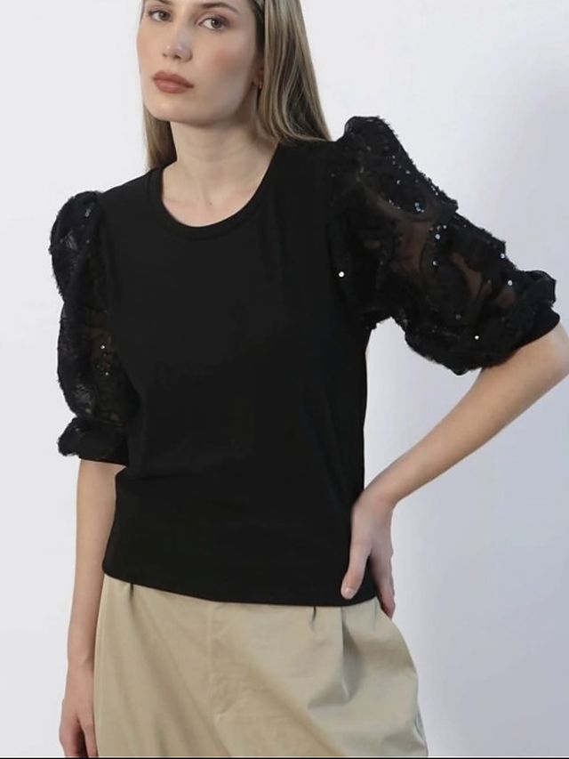 Remera negra con mangas de transparencia