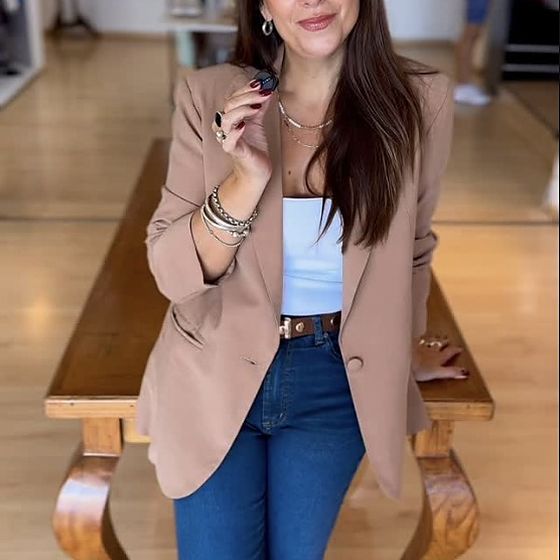 Look con blazer camel en el local de Cleopatra